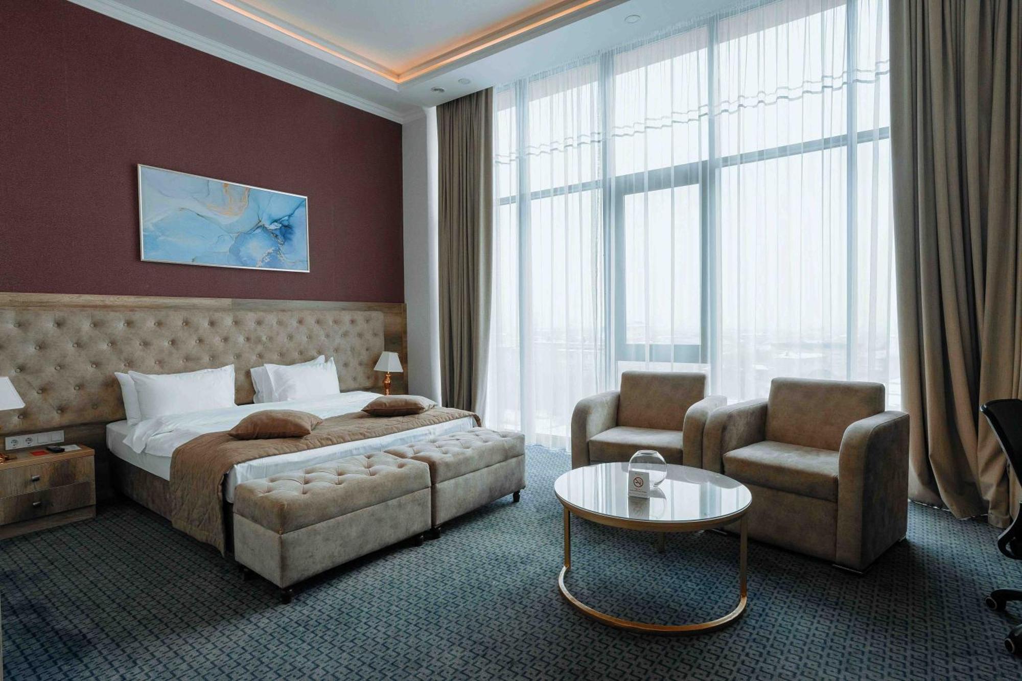 Hotel Ramada By Wyndham Šymkent Exteriér fotografie