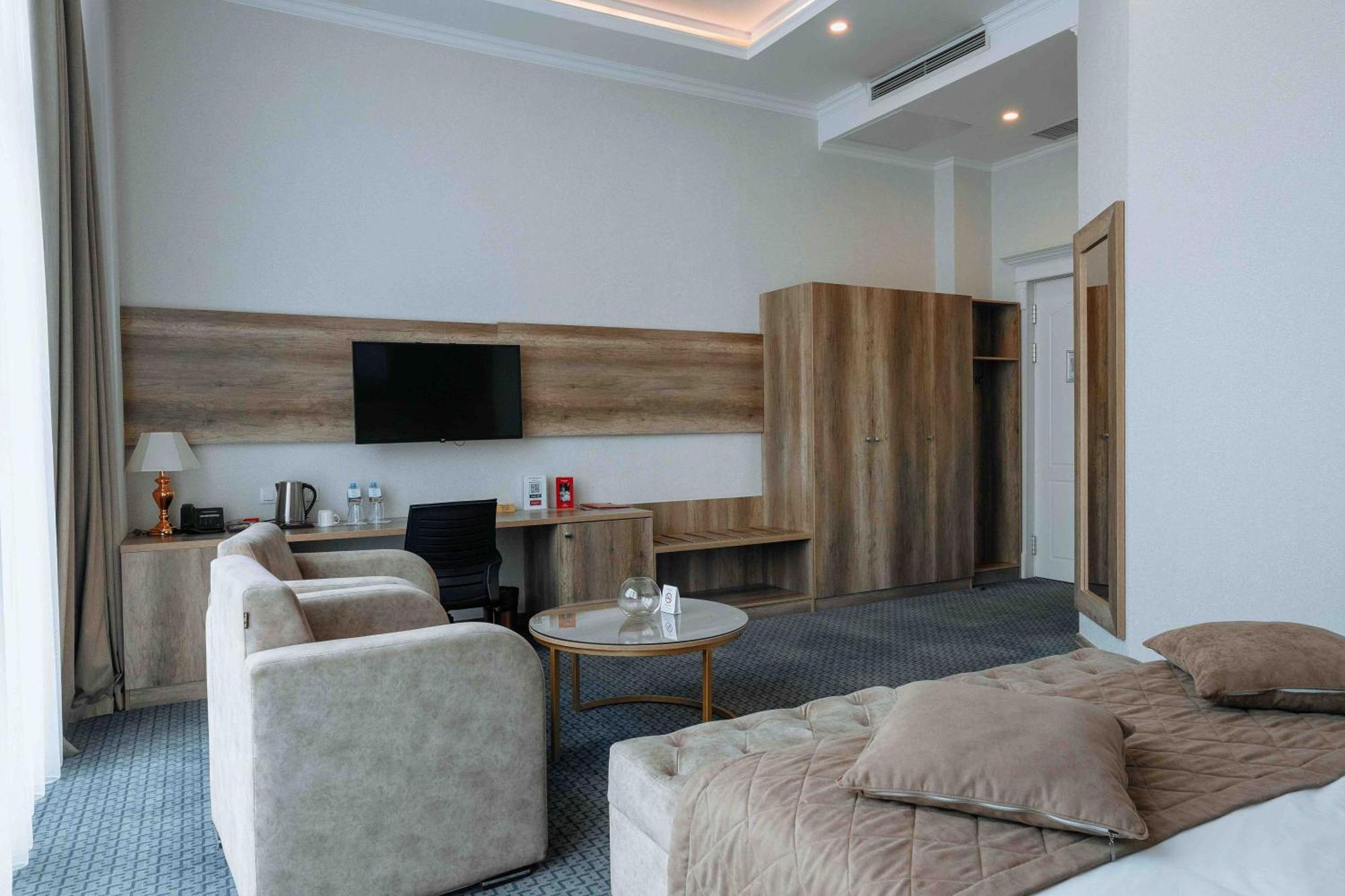 Hotel Ramada By Wyndham Šymkent Exteriér fotografie