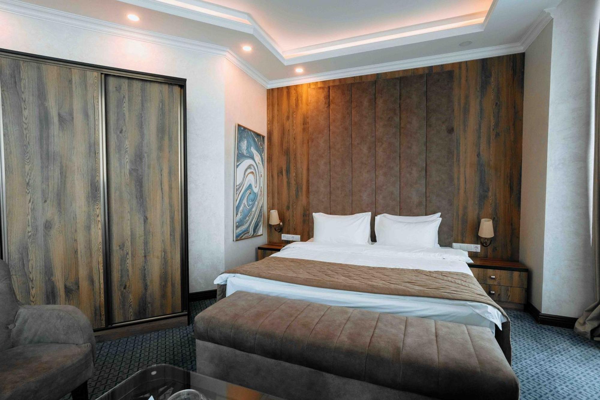 Hotel Ramada By Wyndham Šymkent Exteriér fotografie