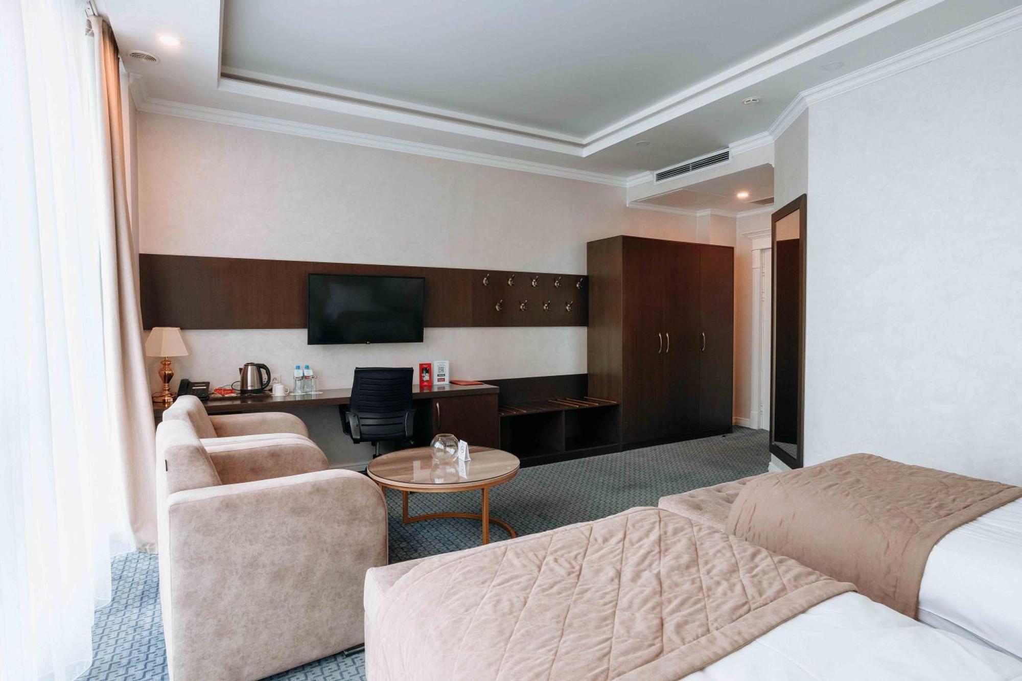 Hotel Ramada By Wyndham Šymkent Exteriér fotografie