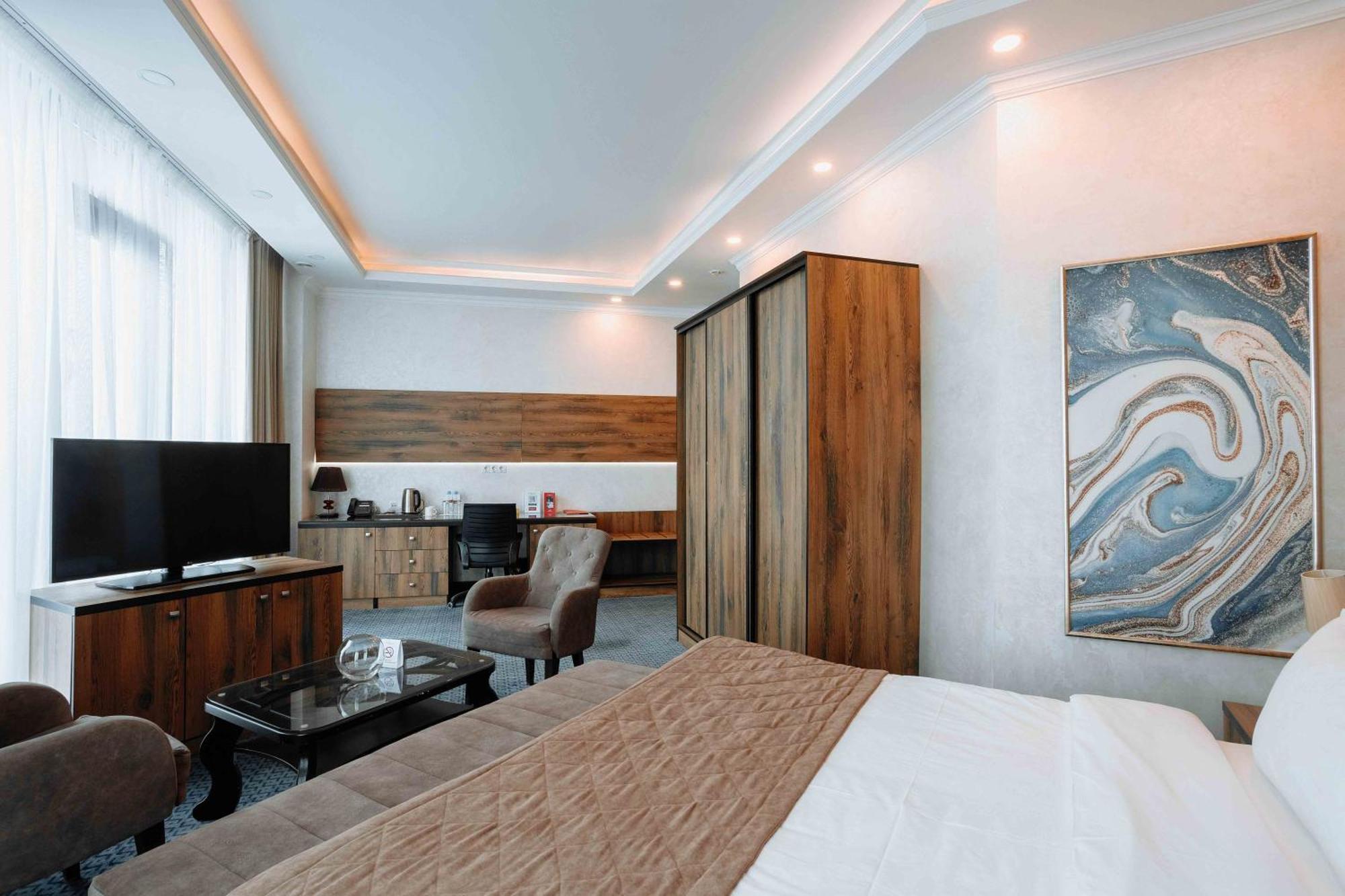 Hotel Ramada By Wyndham Šymkent Exteriér fotografie