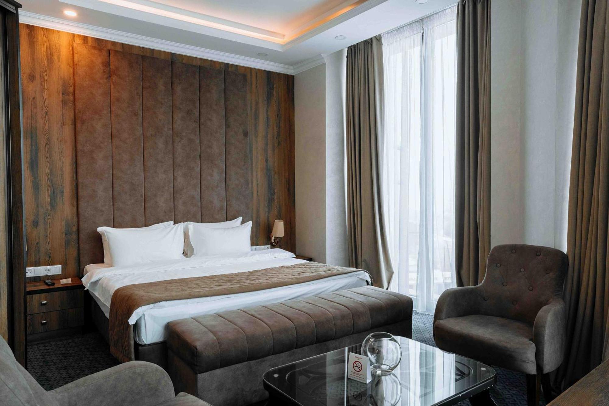 Hotel Ramada By Wyndham Šymkent Exteriér fotografie