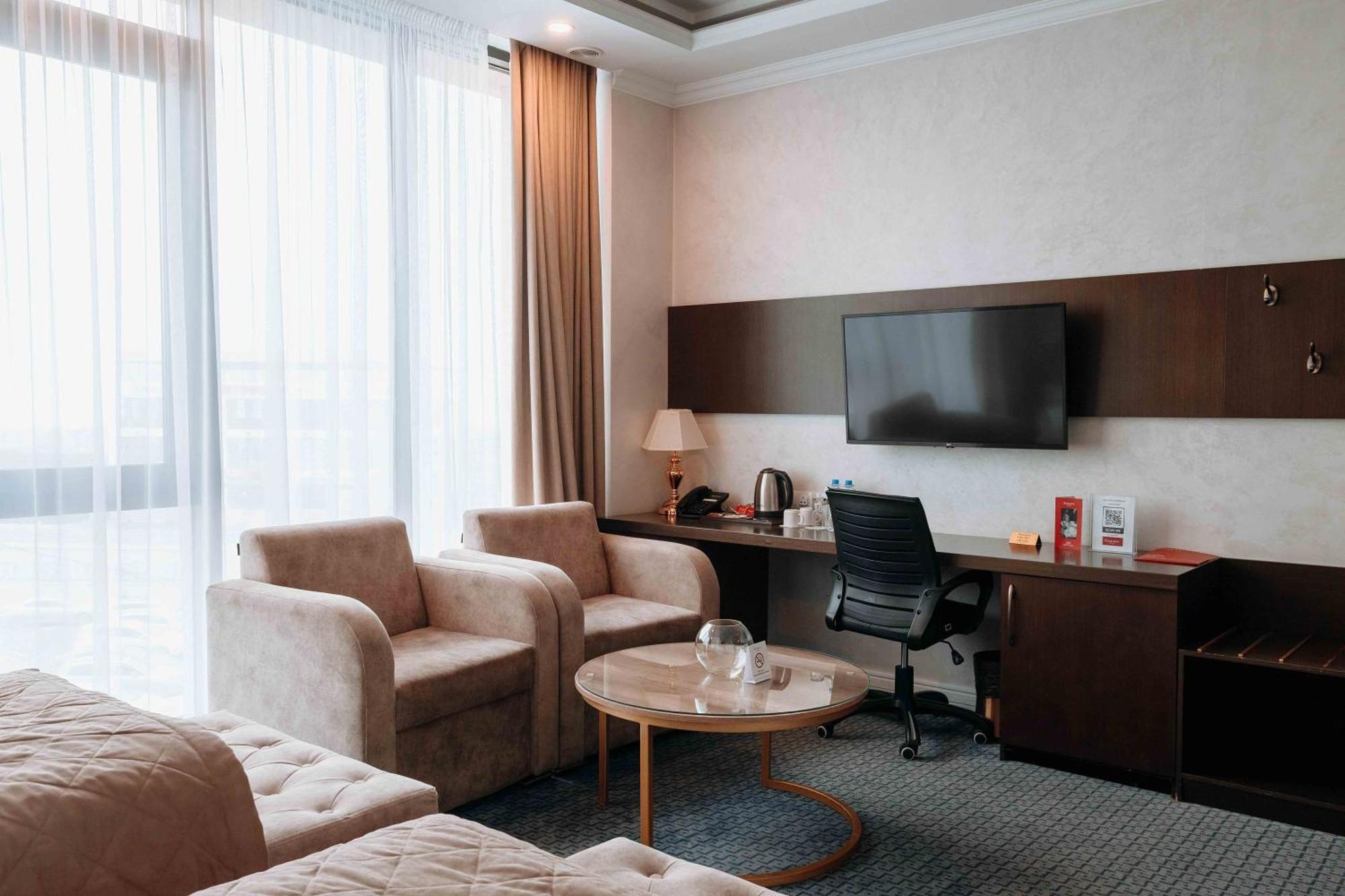 Hotel Ramada By Wyndham Šymkent Exteriér fotografie