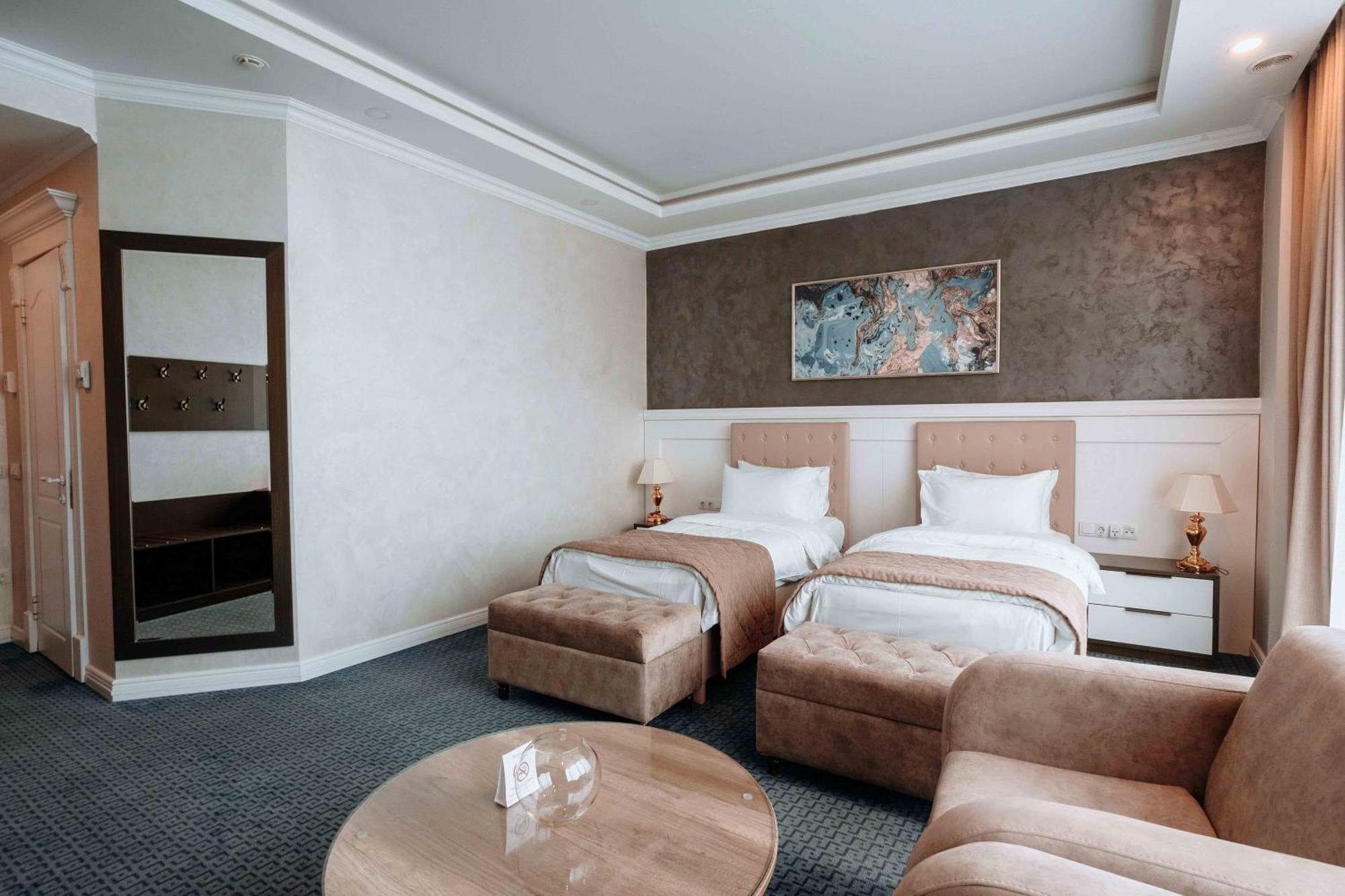 Hotel Ramada By Wyndham Šymkent Exteriér fotografie