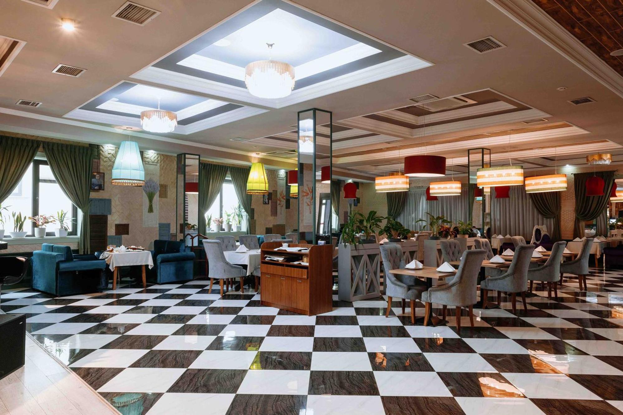 Hotel Ramada By Wyndham Šymkent Exteriér fotografie