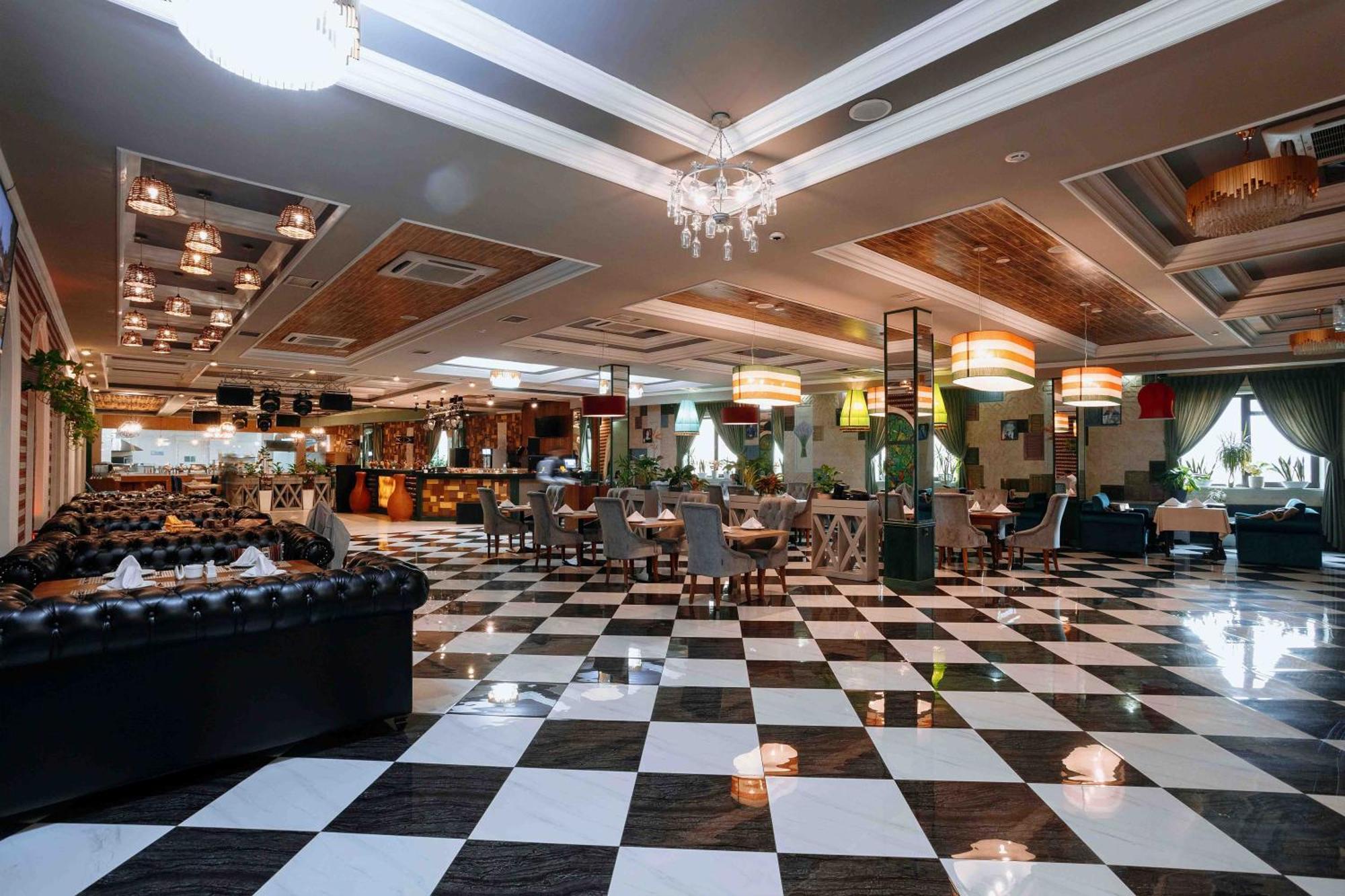 Hotel Ramada By Wyndham Šymkent Exteriér fotografie