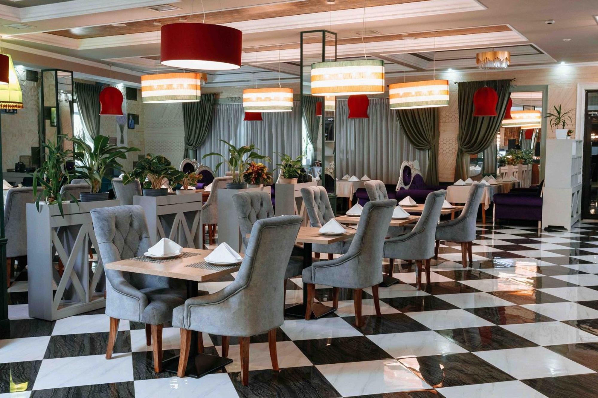 Hotel Ramada By Wyndham Šymkent Exteriér fotografie