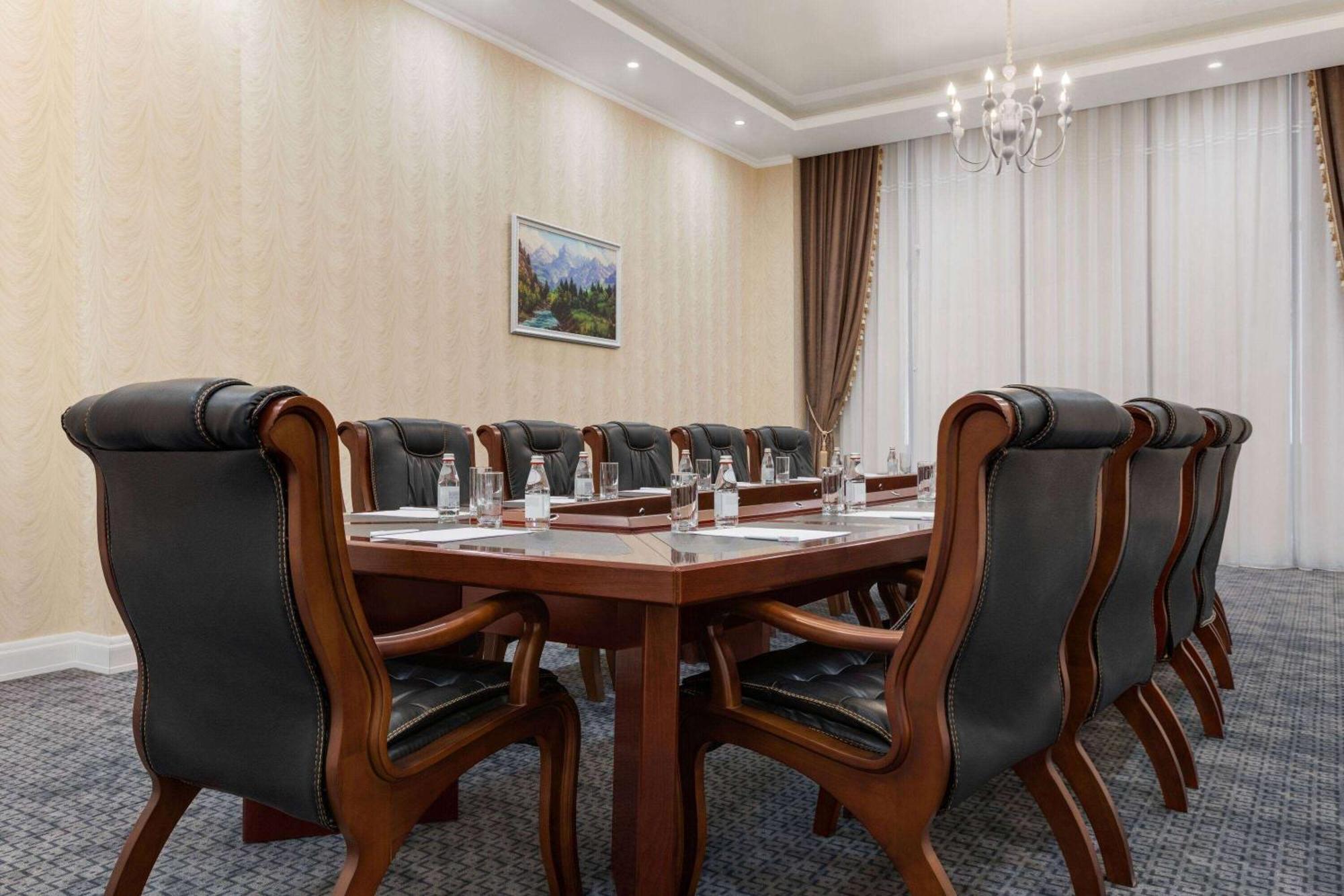 Hotel Ramada By Wyndham Šymkent Exteriér fotografie