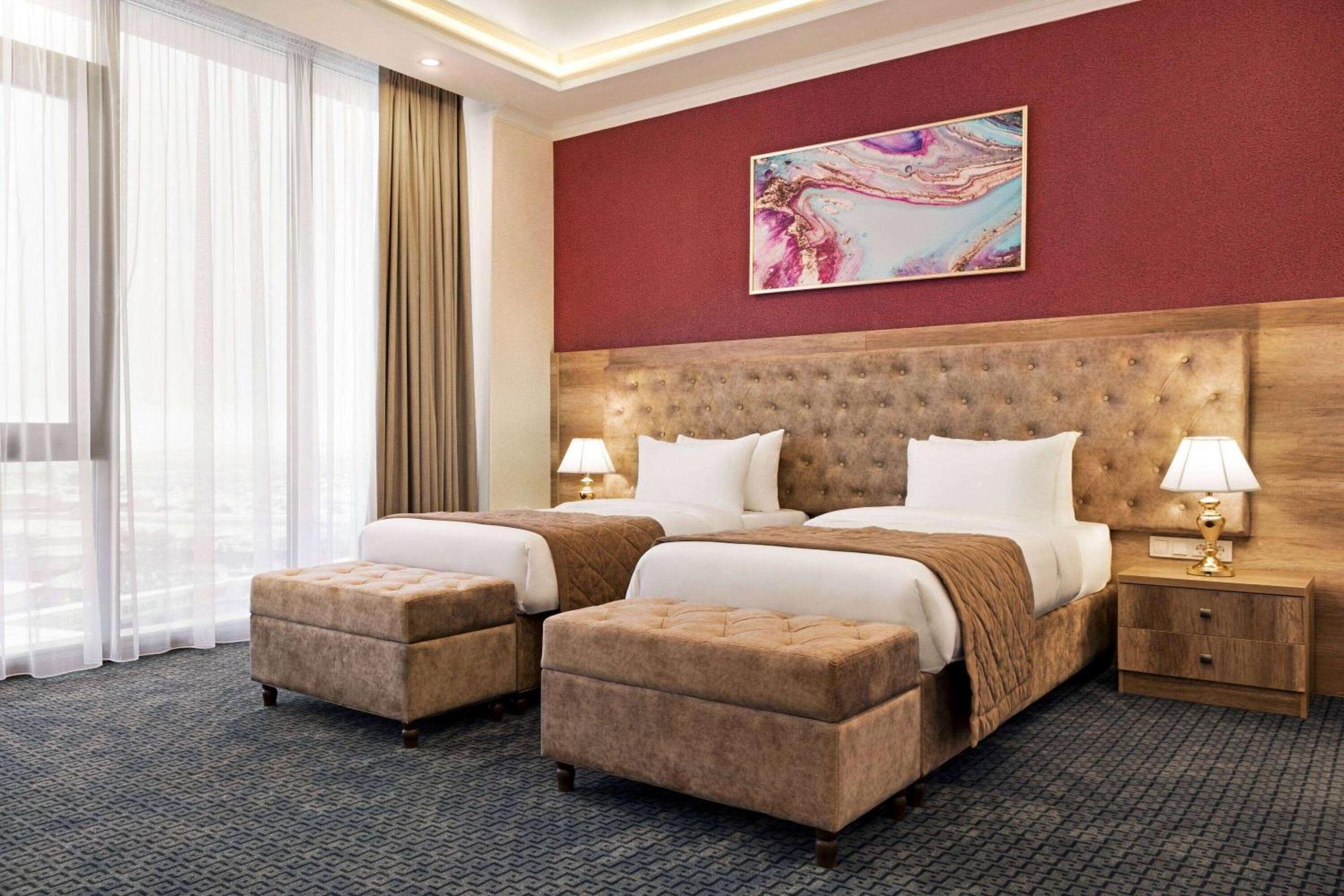 Hotel Ramada By Wyndham Šymkent Exteriér fotografie