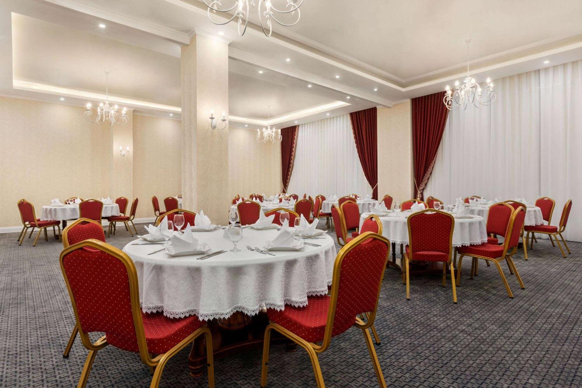 Hotel Ramada By Wyndham Šymkent Exteriér fotografie