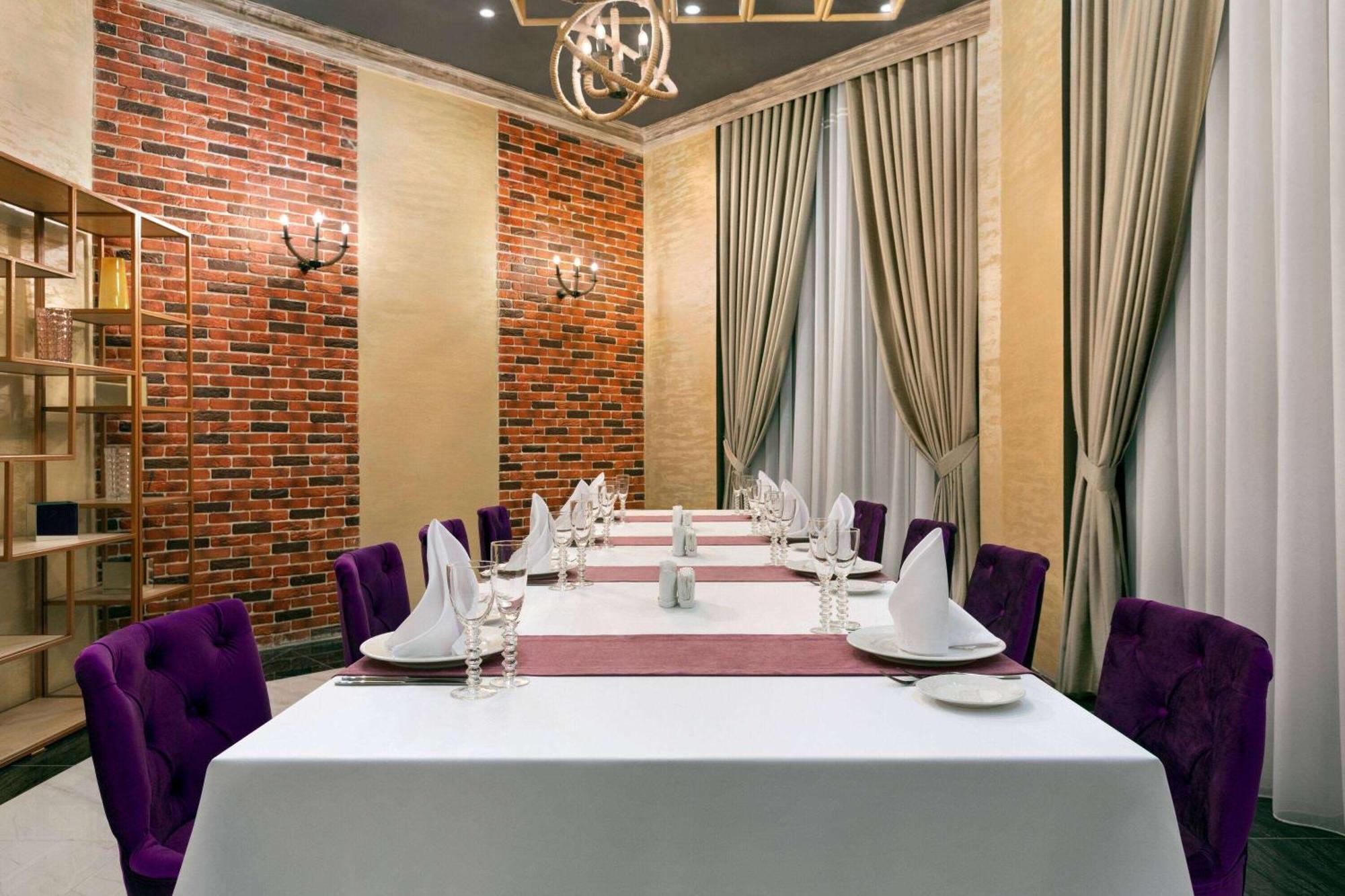 Hotel Ramada By Wyndham Šymkent Exteriér fotografie
