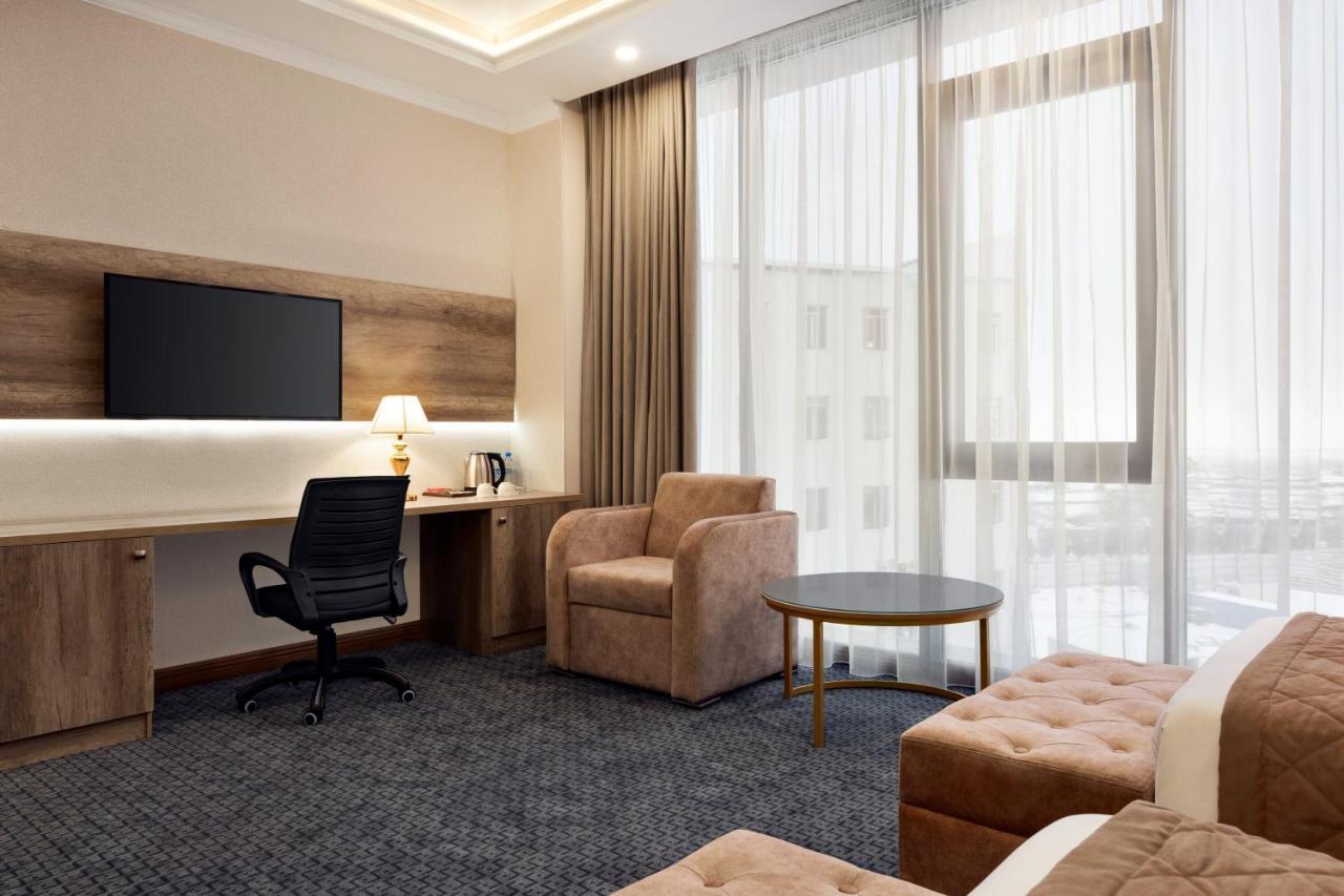 Hotel Ramada By Wyndham Šymkent Exteriér fotografie