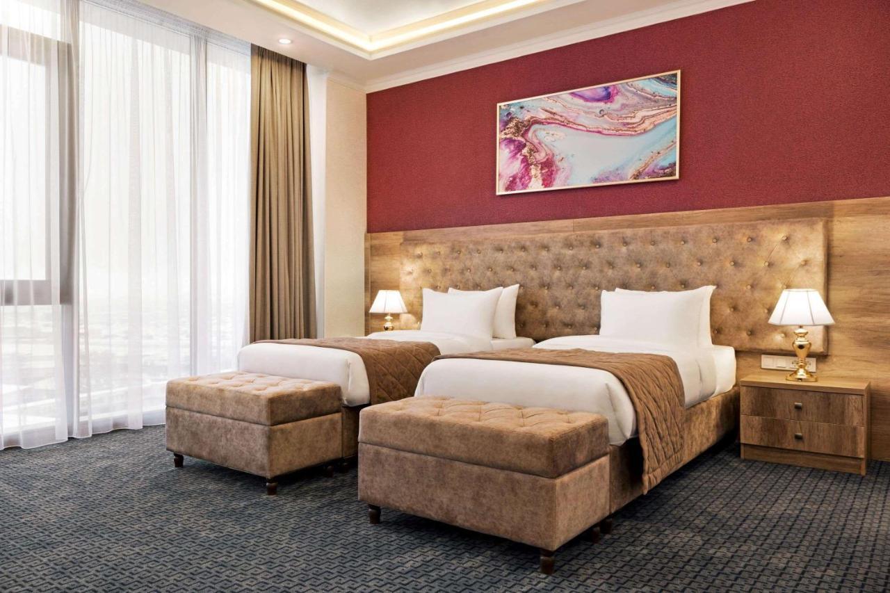Hotel Ramada By Wyndham Šymkent Exteriér fotografie