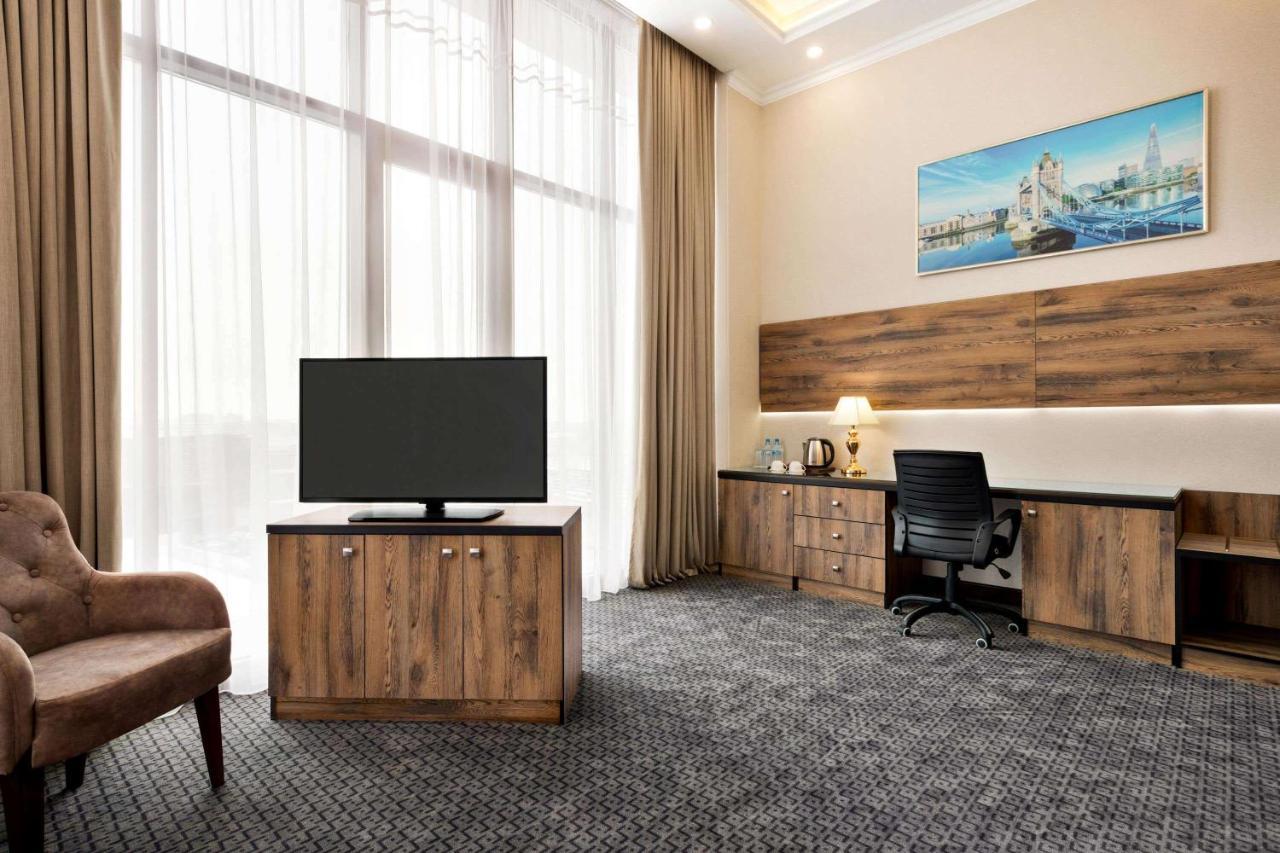 Hotel Ramada By Wyndham Šymkent Exteriér fotografie