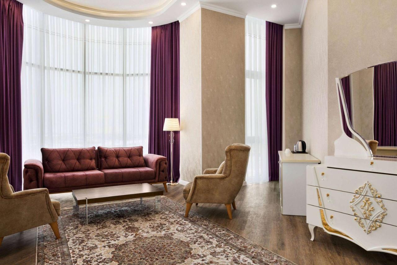 Hotel Ramada By Wyndham Šymkent Exteriér fotografie